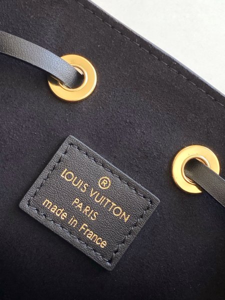  Handbag  Louis Vuitton   44022  size  20 x 20 x 13  cm