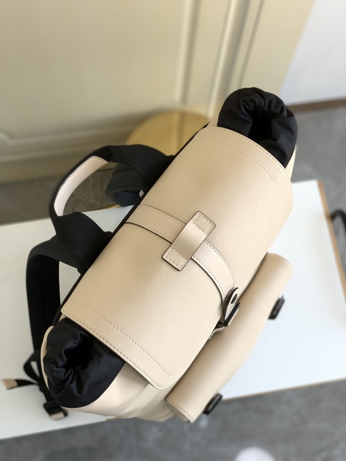  Handbag  Louis Vuitton    M58644   size  30 x 42 x 17  cm