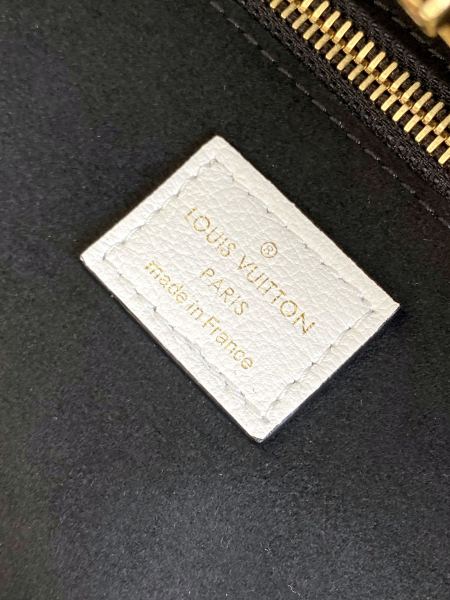  Handbag   Louis Vuitton  M58525  size 31 x 28 x 14  cm