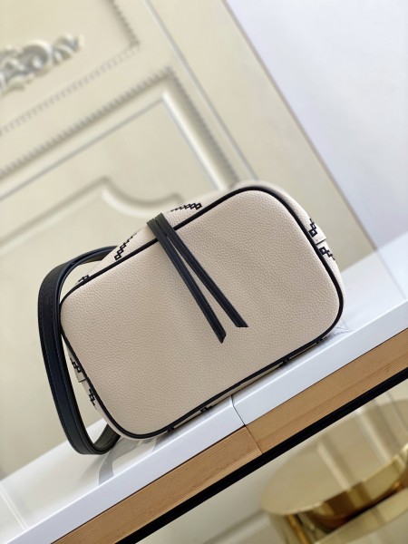  Handbag  Louis Vuitton   44022  size  20 x 20 x 13  cm