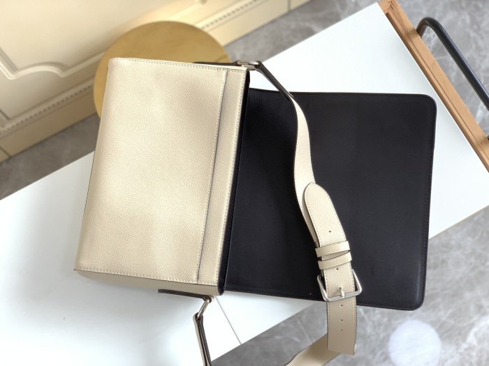  Handbag   Louis Vuitton  M30813  size  28.3 x 18.3 x 4.3  cm