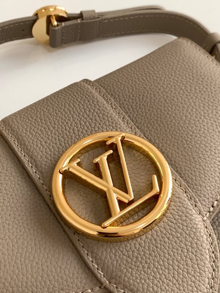  Handbag   Louis Vuitton   M58728  size  21 x 15 x 6.5  cm 