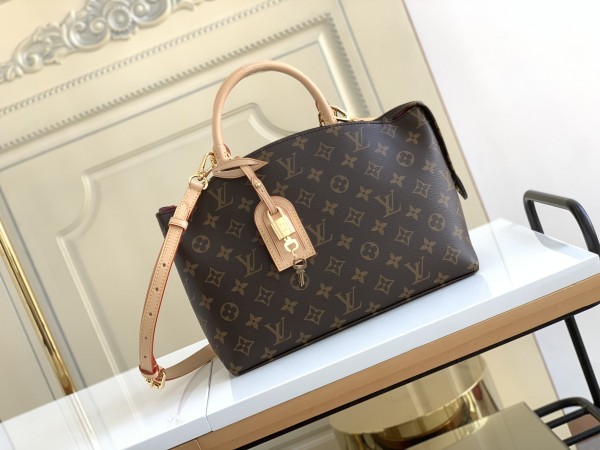  Handbag   Louis Vuitton  M45900  size  29x18x12.5  CM