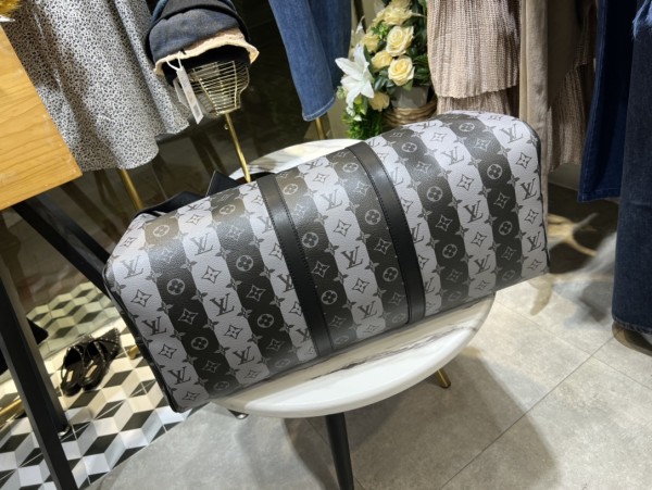  Handbag  Louis Vuitton  M45966  size 55 x 31 x 26  cm