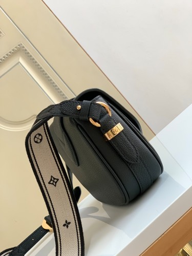  Handbag   Louis Vuitton   M58727  size  21 x 15 x 6.5  cm 