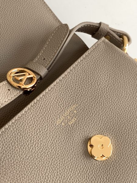  Handbag   Louis Vuitton   M58728  size  21 x 15 x 6.5  cm 