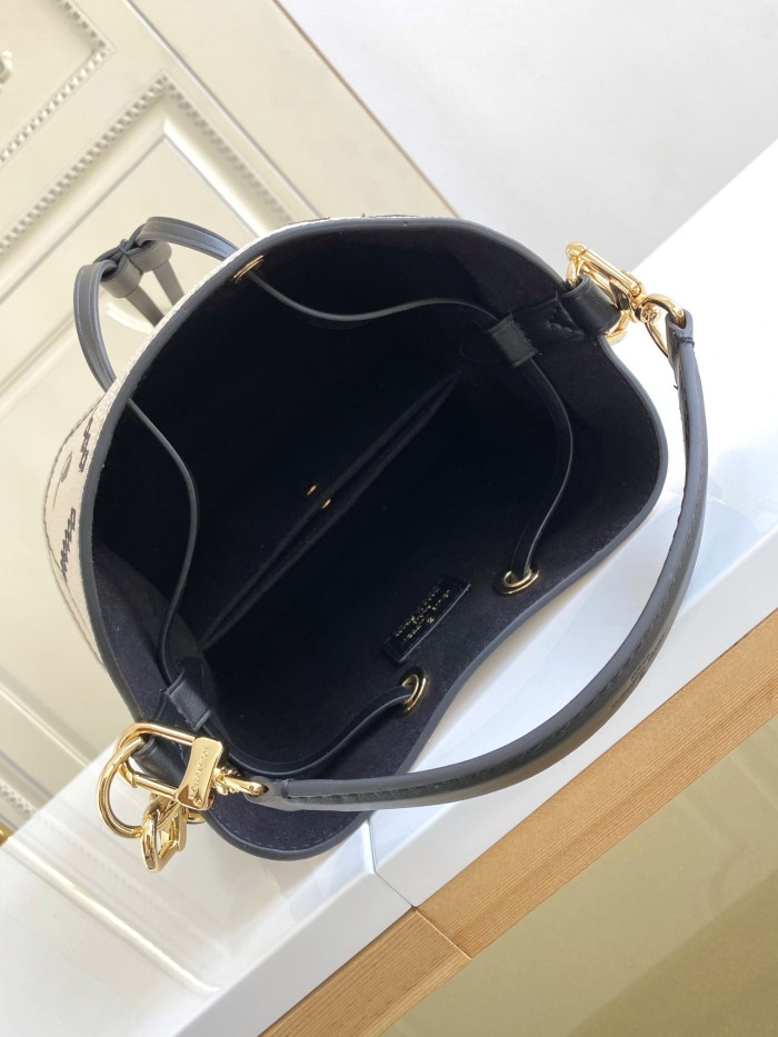  Handbag  Louis Vuitton   44022  size  20 x 20 x 13  cm