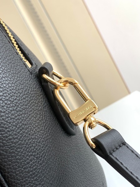  Handbag   Louis Vuitton   M58947  size  25.0 x 19.0 x 15.0  cm