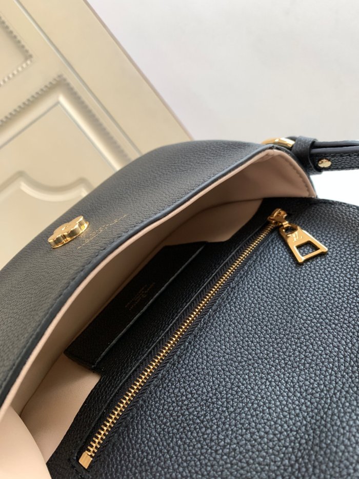  Handbag   Louis Vuitton   M58727  size  21 x 15 x 6.5  cm 