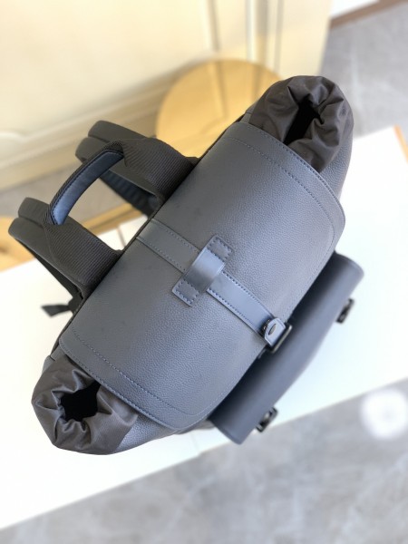 Handbag  Louis Vuitton   M58644  size  30 x 42 x 17 