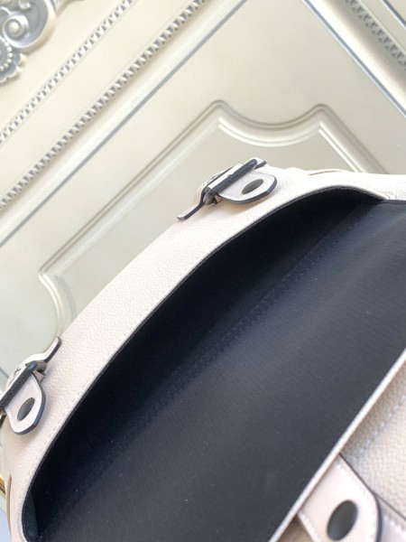  Handbag  Louis Vuitton    M58644   size  30 x 42 x 17  cm