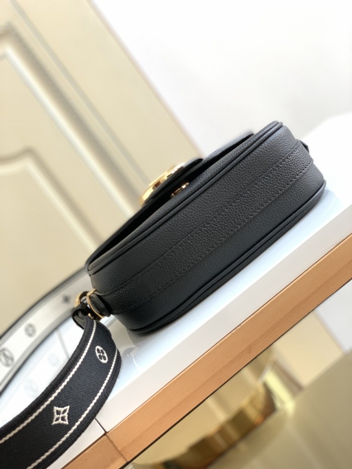  Handbag   Louis Vuitton   M58727  size  21 x 15 x 6.5  cm 