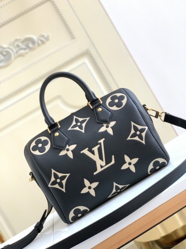  Handbag  Louis Vuitton  M58947  size  25.0 x 19.0 x 15.0  cm