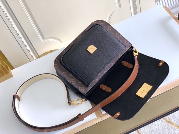  Handbag   Louis Vuitton  M44548  size   26-19-9.5 cm