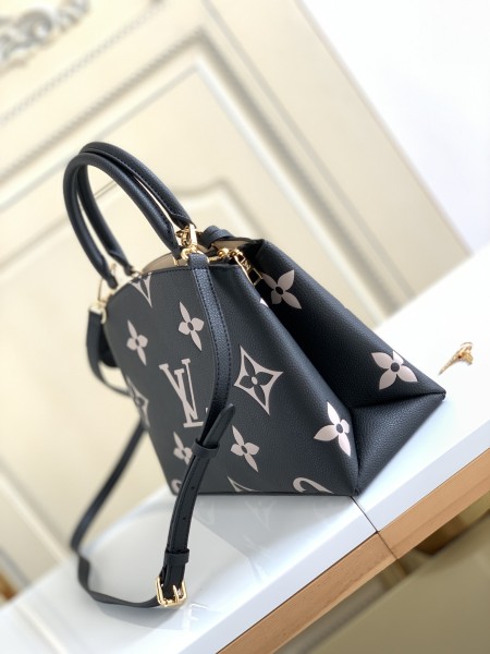  Handbag   Louis Vuitton  M58913   size  29 x 18 x 12.5  cm