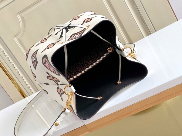  Handbag   Louis Vuitton  M44679  size  26.0 x 26.0 x 17.5 cm