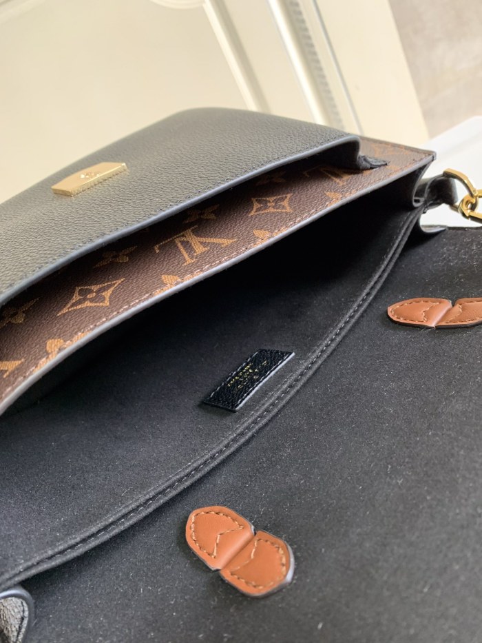  Handbag   Louis Vuitton  M44548  size   26-19-9.5 cm