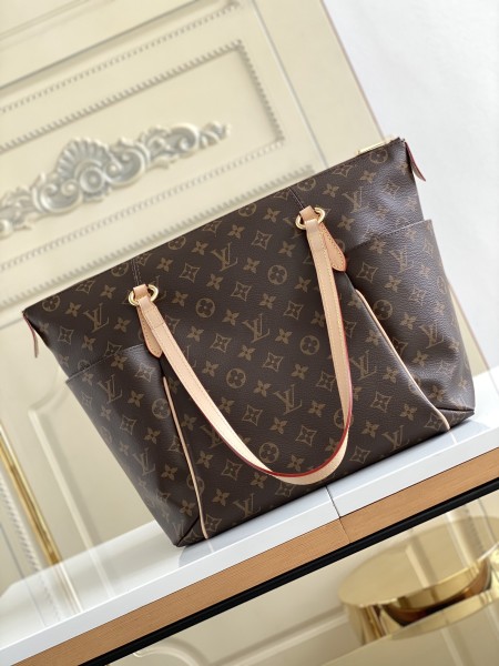  Handbag  Louis Vuitton  M56689  size  43x30x7 cm