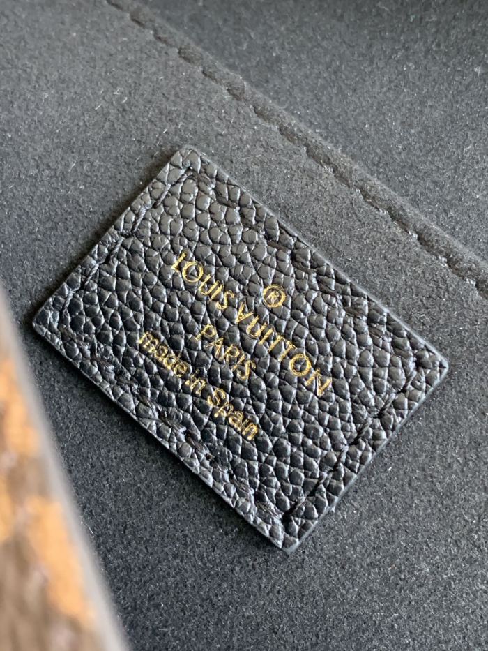  Handbag   Louis Vuitton  M44548  size   26-19-9.5 cm