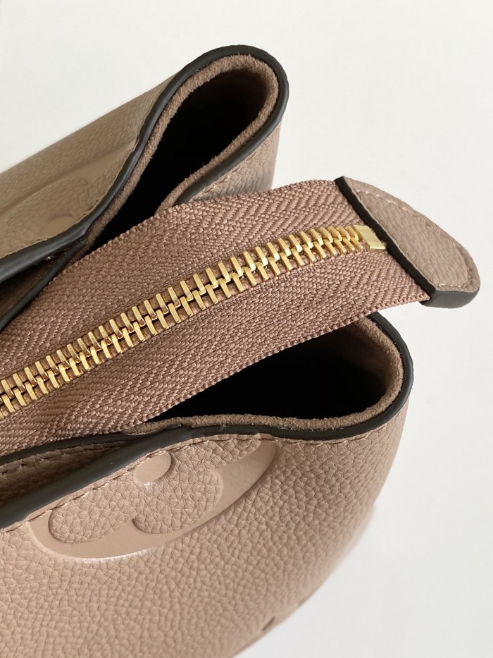 Handbag  Louis Vuitton  M45833  size 34 x 24 x 15 cm