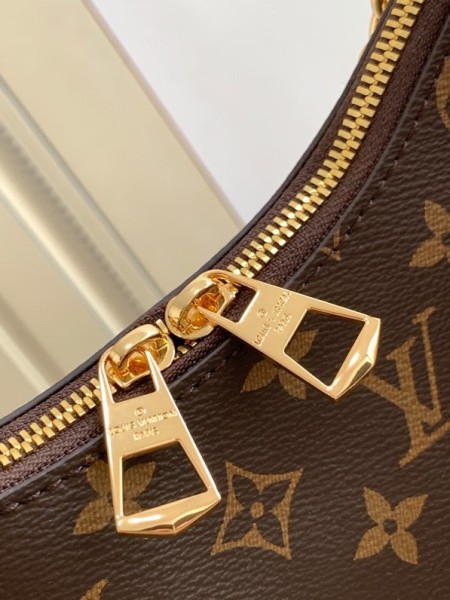 Handbag  Louis Vuitton   M45831  size  25x 16 x 9.5  cm