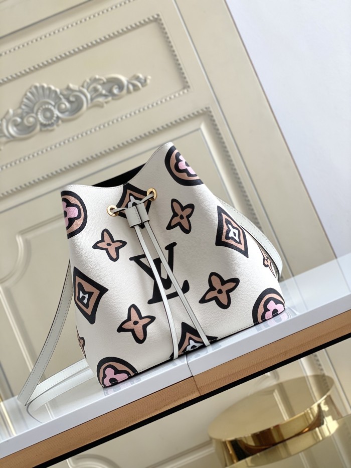  Handbag   Louis Vuitton  M44679  size  26.0 x 26.0 x 17.5 cm