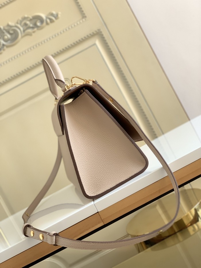  Handbag   Louis Vuitton   M57090  size  29.0×21.0×12  cm