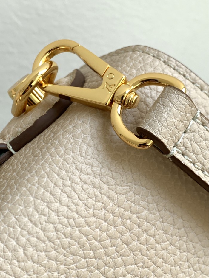   Handbag   Louis Vuitton  M57093  size  17.0 x 25.0 x 11.0  cm  