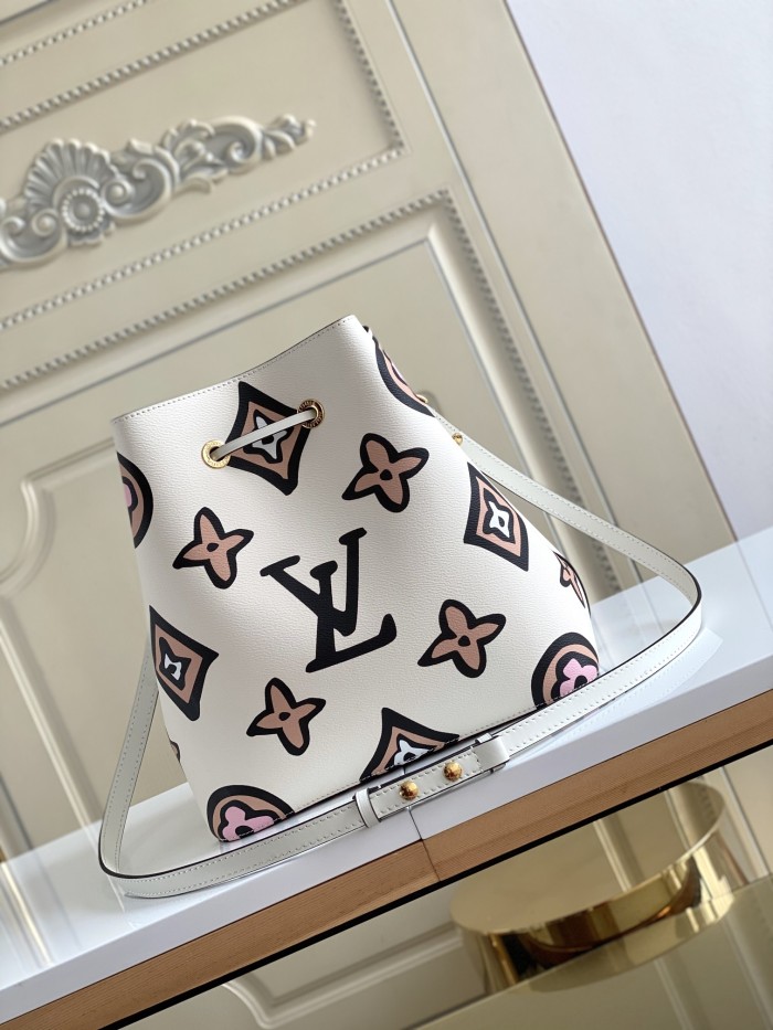  Handbag   Louis Vuitton  M44679  size  26.0 x 26.0 x 17.5 cm