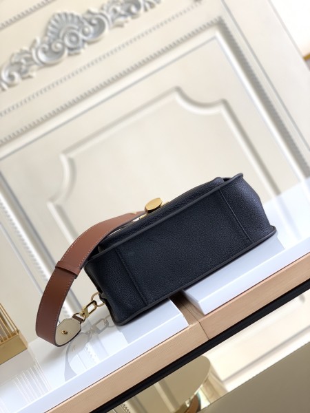  Handbag   Louis Vuitton  M44548  size   26-19-9.5 cm