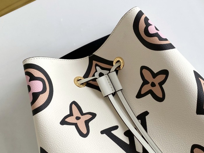  Handbag   Louis Vuitton  M44679  size  26.0 x 26.0 x 17.5 cm