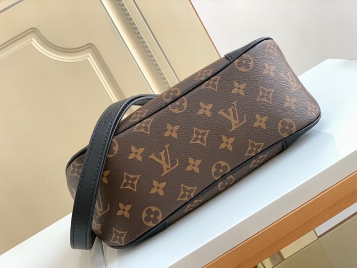 Handbag  Louis Vuitton   M45831  size  25x 16 x 9.5  cm