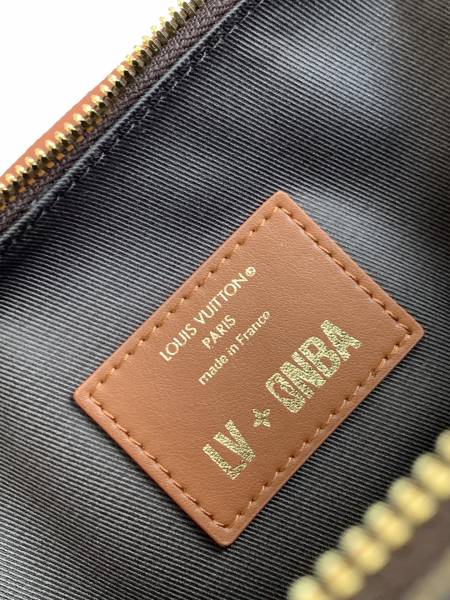 Handbag    Louis Vuitton  M45785  size  21.5 x 15 x 7 cm