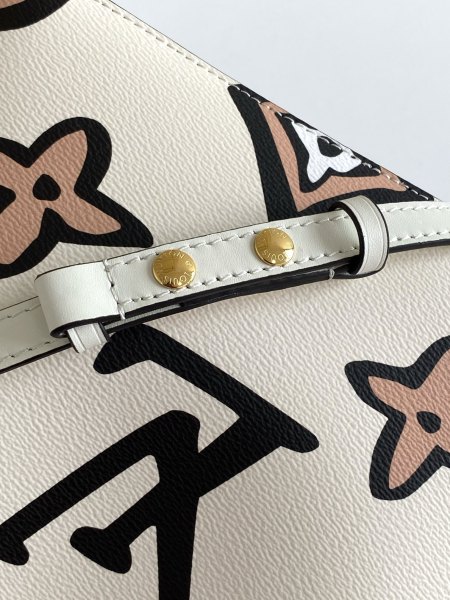  Handbag   Louis Vuitton  M44679  size  26.0 x 26.0 x 17.5 cm