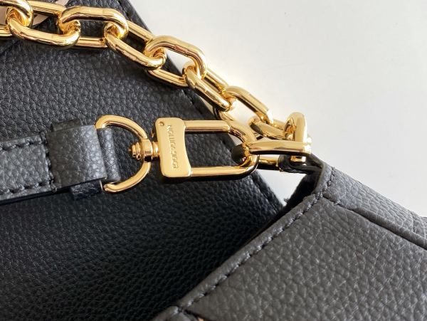  Handbag   Louis Vuitton  M45859  size  24 x 14 x 9   cm