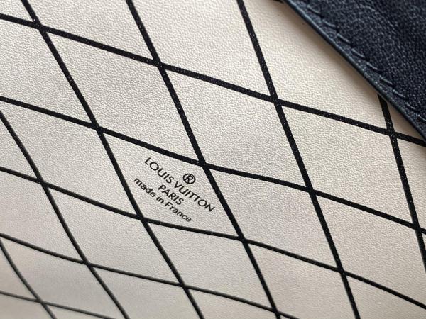  Handbag    Louis Vuitton   M43596  size   20x12x5.5 cm