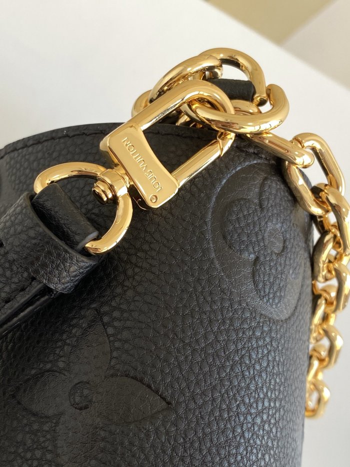  Handbag   Louis Vuitton  M45813  size  24 x 14 x 9  cm 