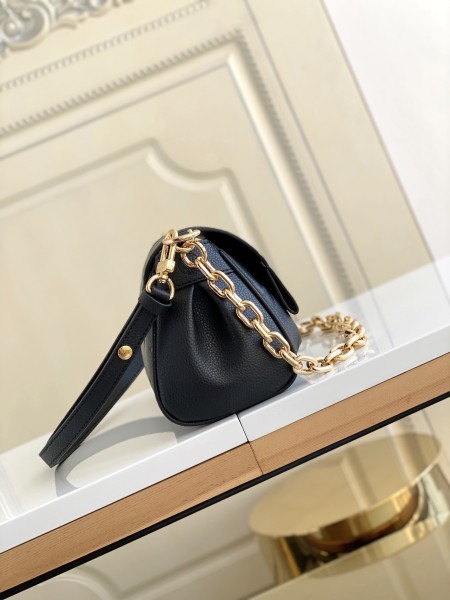  Handbag   Louis Vuitton  M45813  size  24 x 14 x 9  cm 