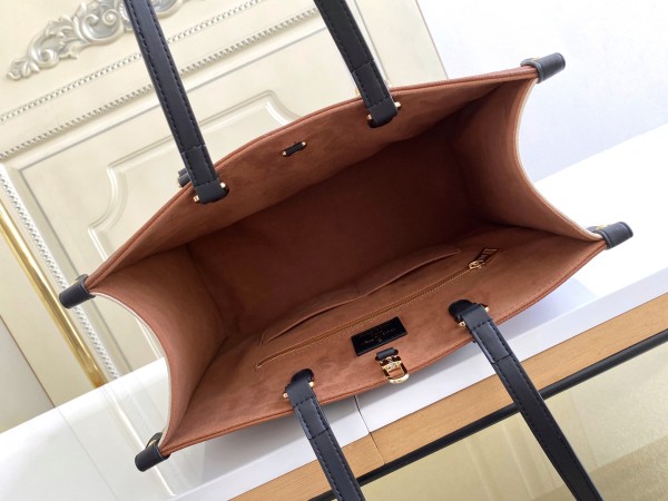 Handbag   Louis Vuitton   M58521  size   35-28-15 cm