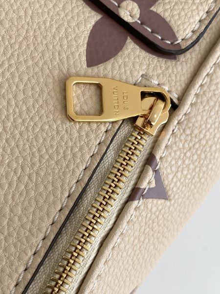 Handbag   Louis Vuitton   M80738  size  13 x 19 x 8  cm