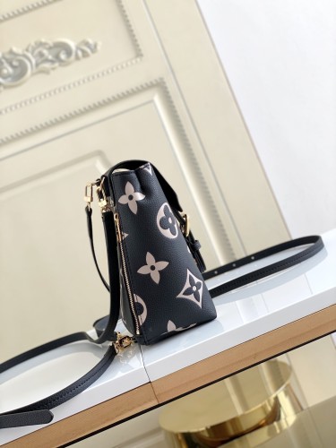  Handbag  Louis Vuitton  M80738  size  13 x 19 x 8  cm