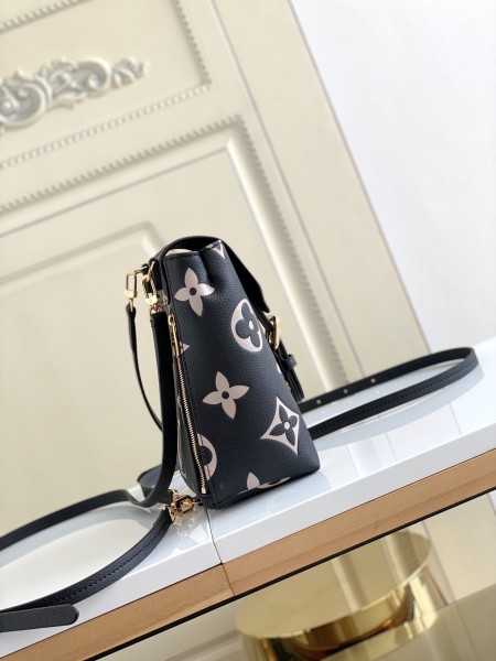  Handbag  Louis Vuitton  M80738  size  13 x 19 x 8  cm