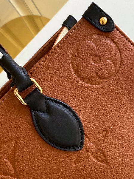 Handbag   Louis Vuitton   M58521  size   35-28-15 cm