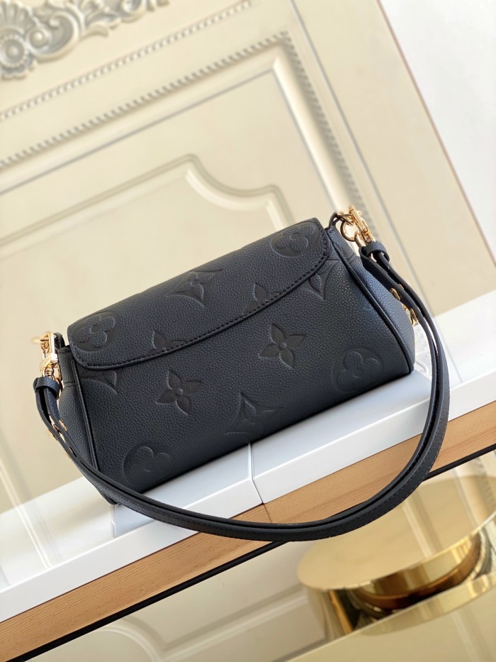  Handbag   Louis Vuitton  M45813  size  24 x 14 x 9  cm 