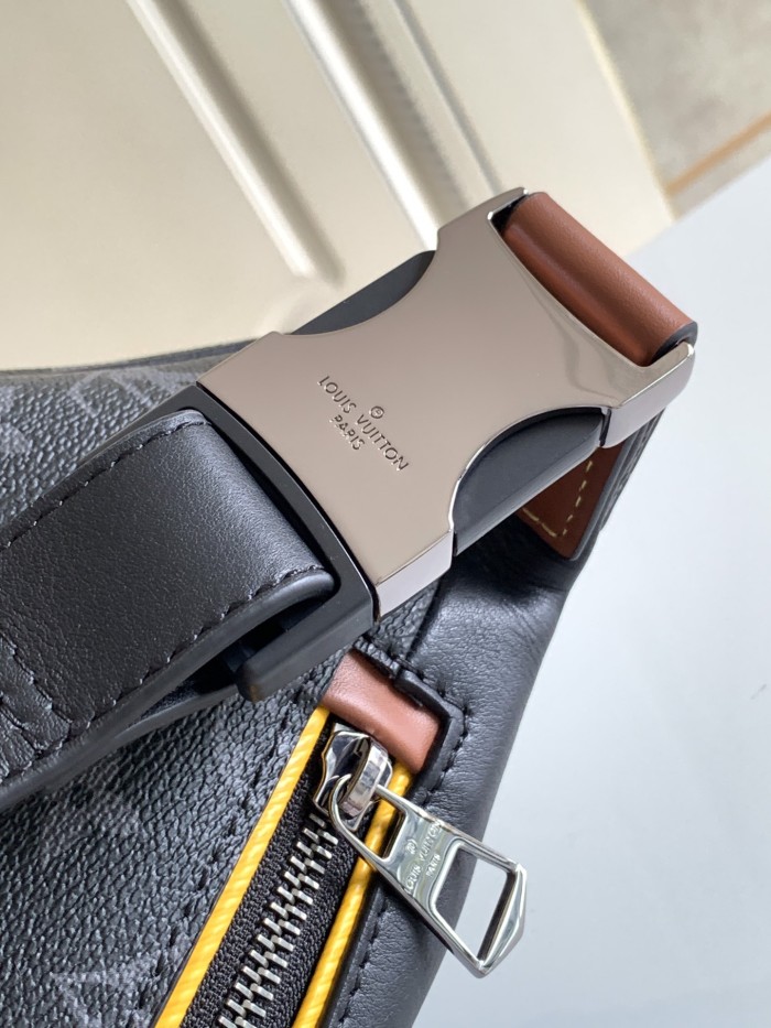 LOUIS VUITTON Discovery Bumbag Monogram Eclipse Gaston Label Savane Yellow M45220 size 47*9*20 cm