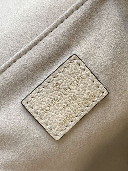 Handbag   Louis Vuitton   M80738  size  13 x 19 x 8  cm