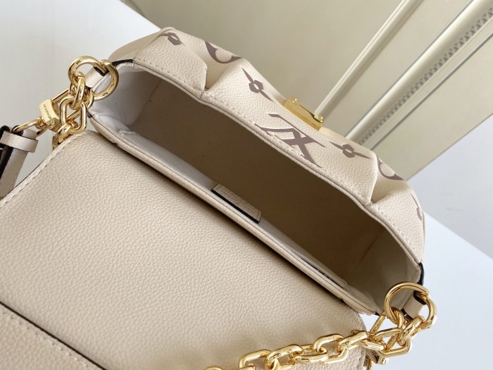  Handbag  Louis Vuitton  M45813  size  24 x 14 x 9  cm