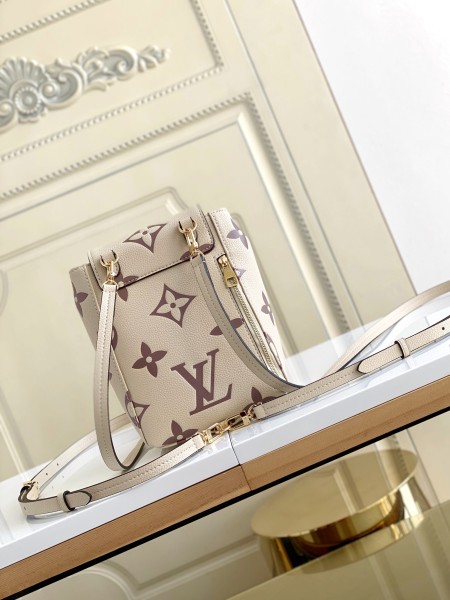 Handbag   Louis Vuitton   M80738  size  13 x 19 x 8  cm