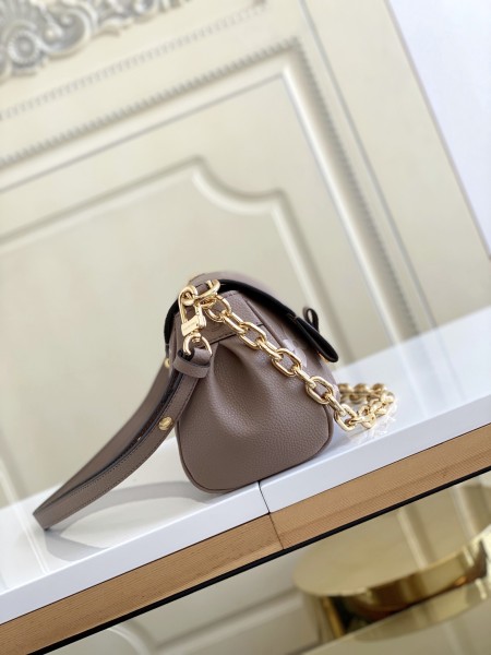 Handbag   Louis Vuitton  M45836  size  24 x 14 x 9  cm