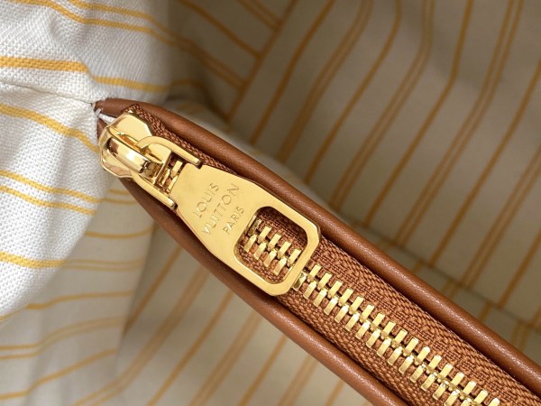  Handbag   Louis Vuitton   m57704   size   26 x 26 x 17.5  cm 